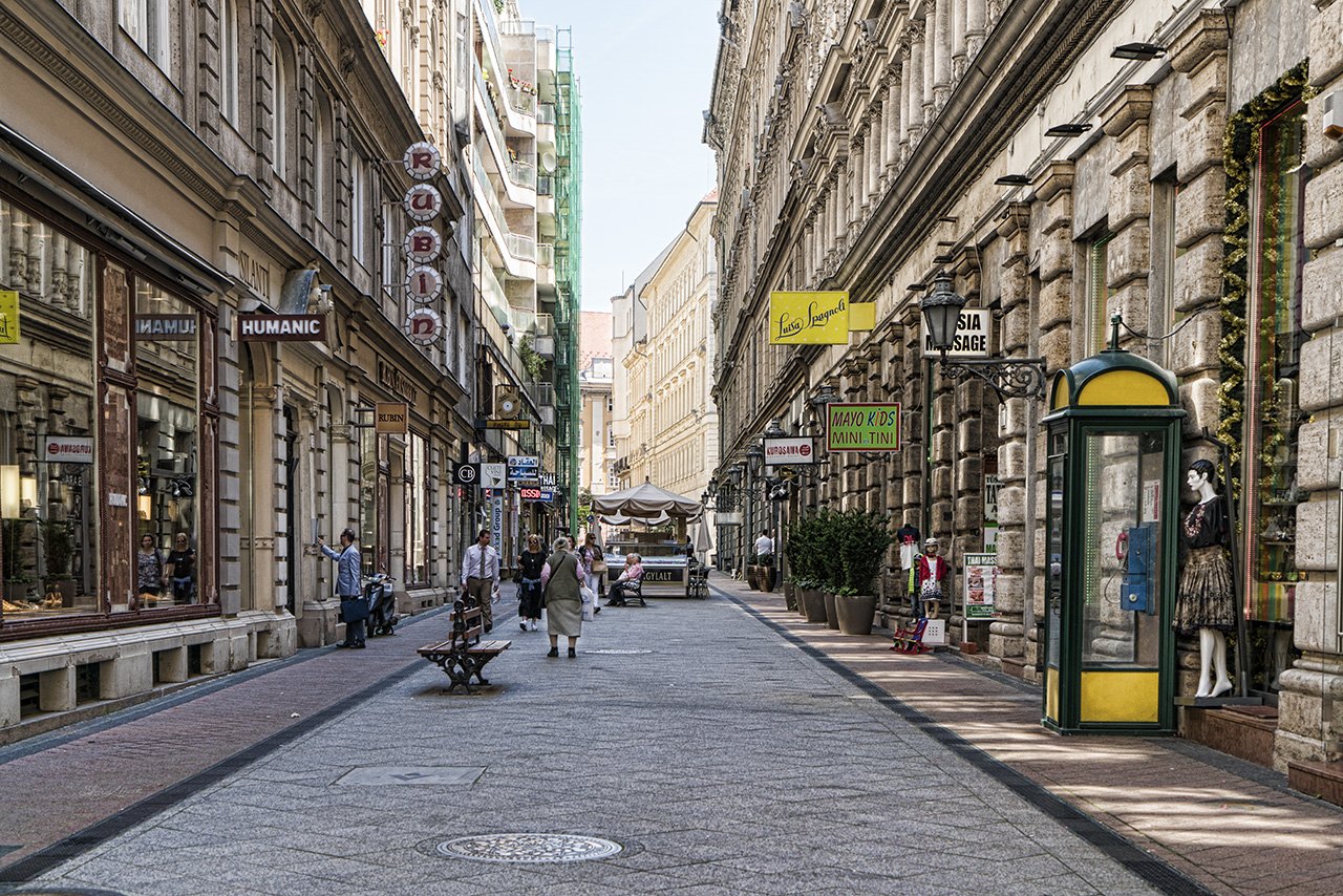 Budapest Street Scene ©Sharon Popek